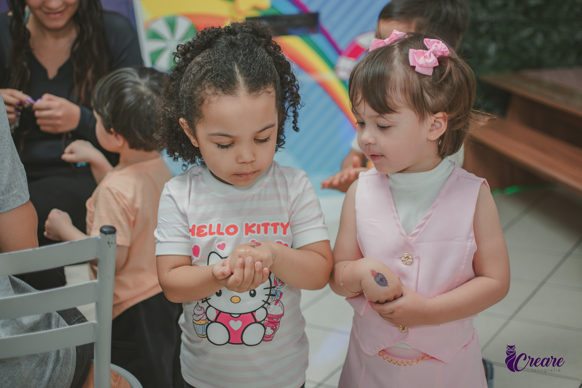 festa de aniversário infantil de menina de 3 anos, com tema Princesas no Buffet Algodão doce em Santo André, fotógrafo em Santo André.