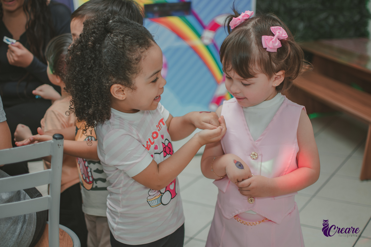 festa de aniversário infantil de menina de 3 anos, com tema Princesas no Buffet Algodão doce em Santo André, fotógrafo em Santo André.