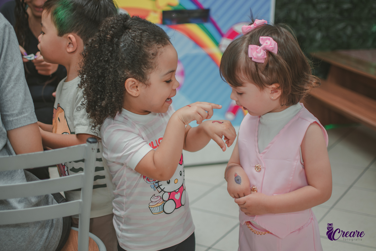 festa de aniversário infantil de menina de 3 anos, com tema Princesas no Buffet Algodão doce em Santo André, fotógrafo em Santo André.