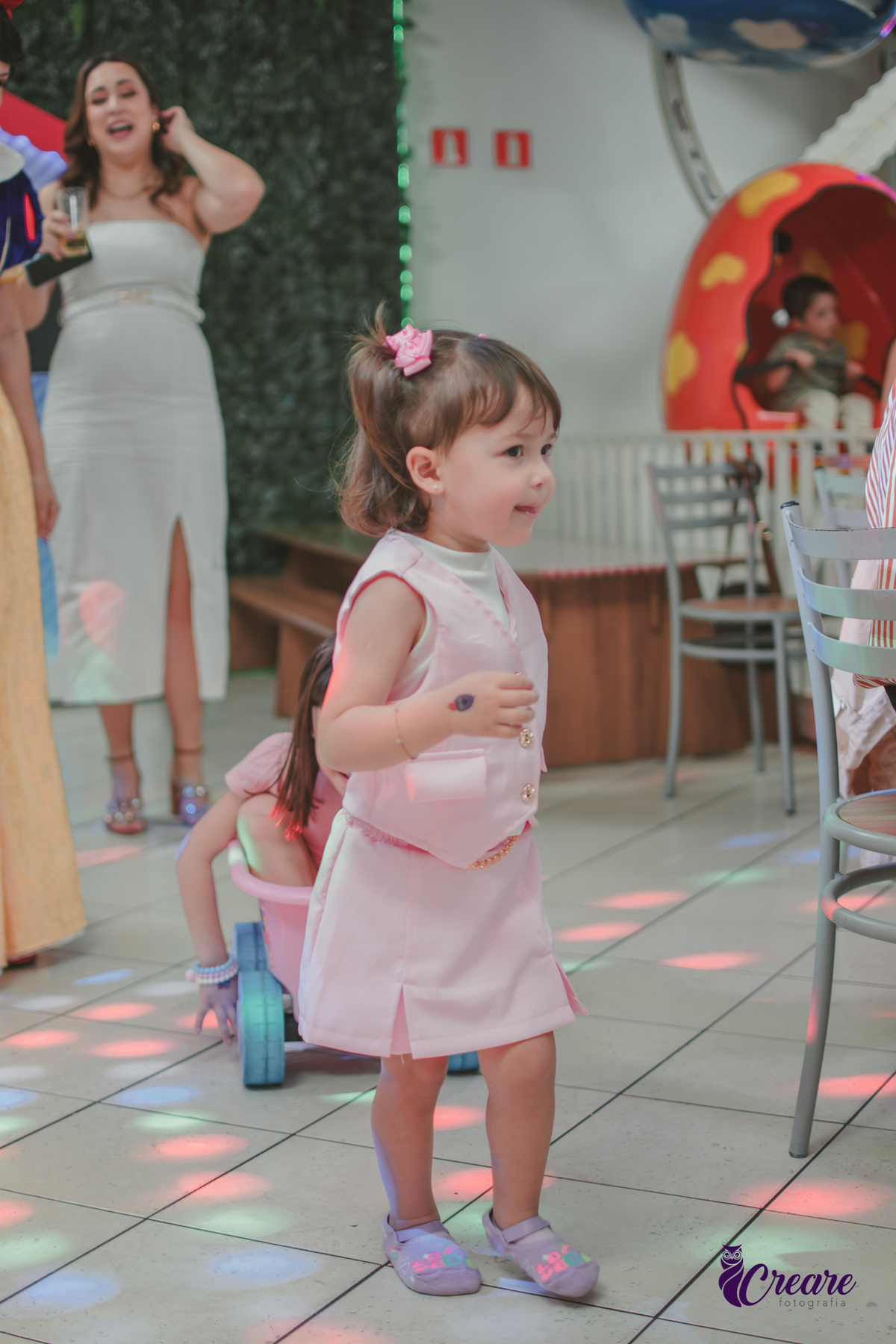 festa de aniversário infantil de menina de 3 anos, com tema Princesas no Buffet Algodão doce em Santo André, fotógrafo em Santo André.