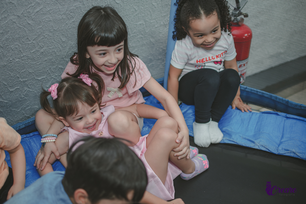 festa de aniversário infantil de menina de 3 anos, com tema Princesas no Buffet Algodão doce em Santo André, fotógrafo em Santo André.