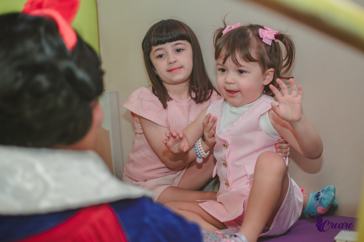 festa de aniversário infantil de menina de 3 anos, com tema Princesas no Buffet Algodão doce em Santo André, fotógrafo em Santo André.