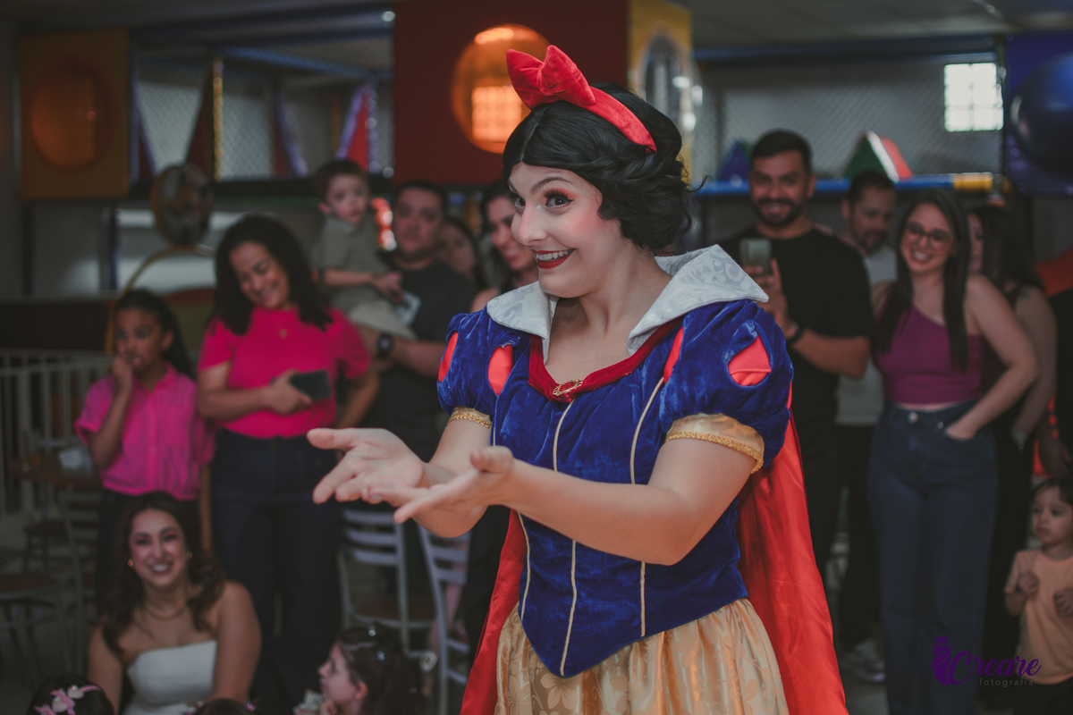 festa de aniversário infantil de menina de 3 anos, com tema Princesas no Buffet Algodão doce em Santo André, fotógrafo em Santo André.