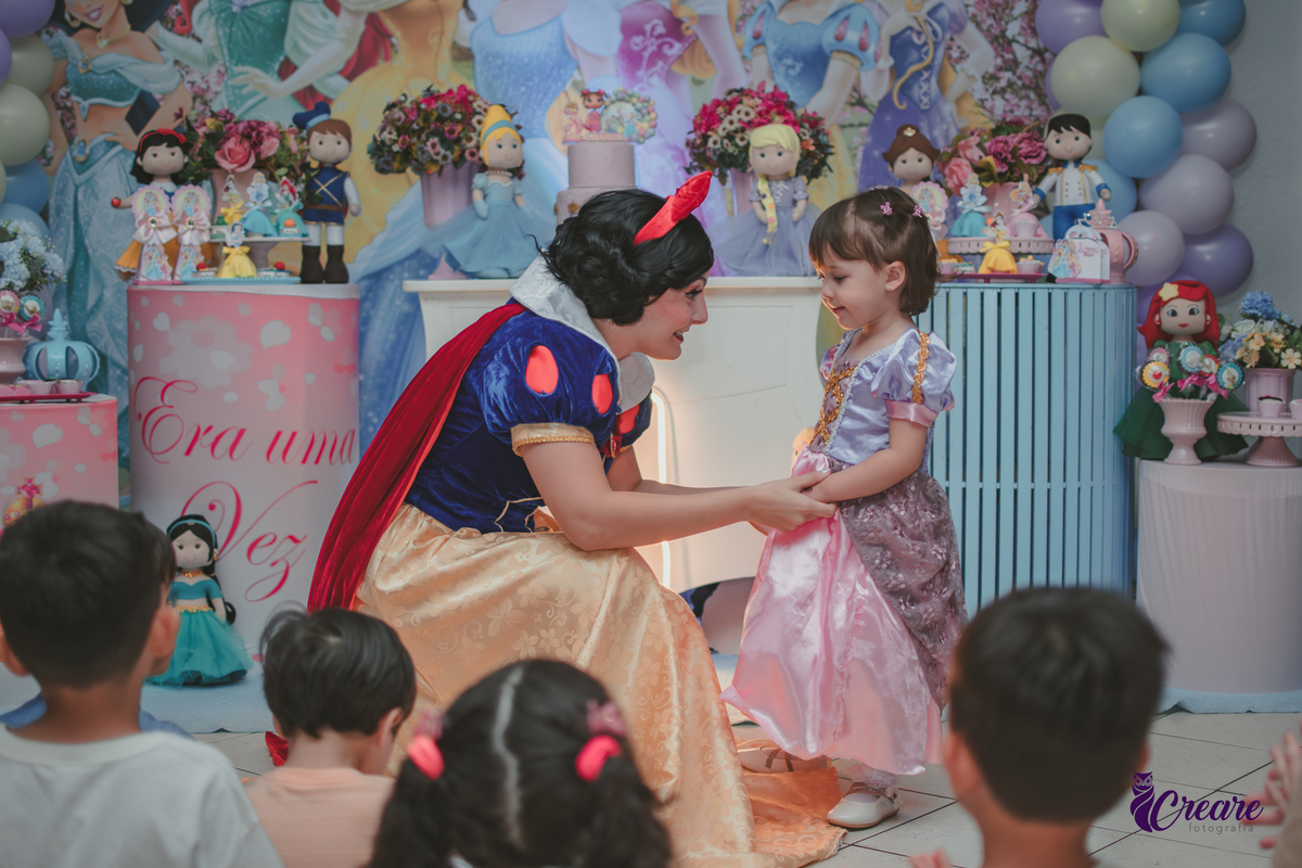 festa de aniversário infantil de menina de 3 anos, com tema Princesas no Buffet Algodão doce em Santo André, fotógrafo em Santo André.