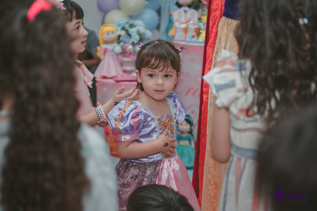 festa de aniversário infantil de menina de 3 anos, com tema Princesas no Buffet Algodão doce em Santo André, fotógrafo em Santo André.