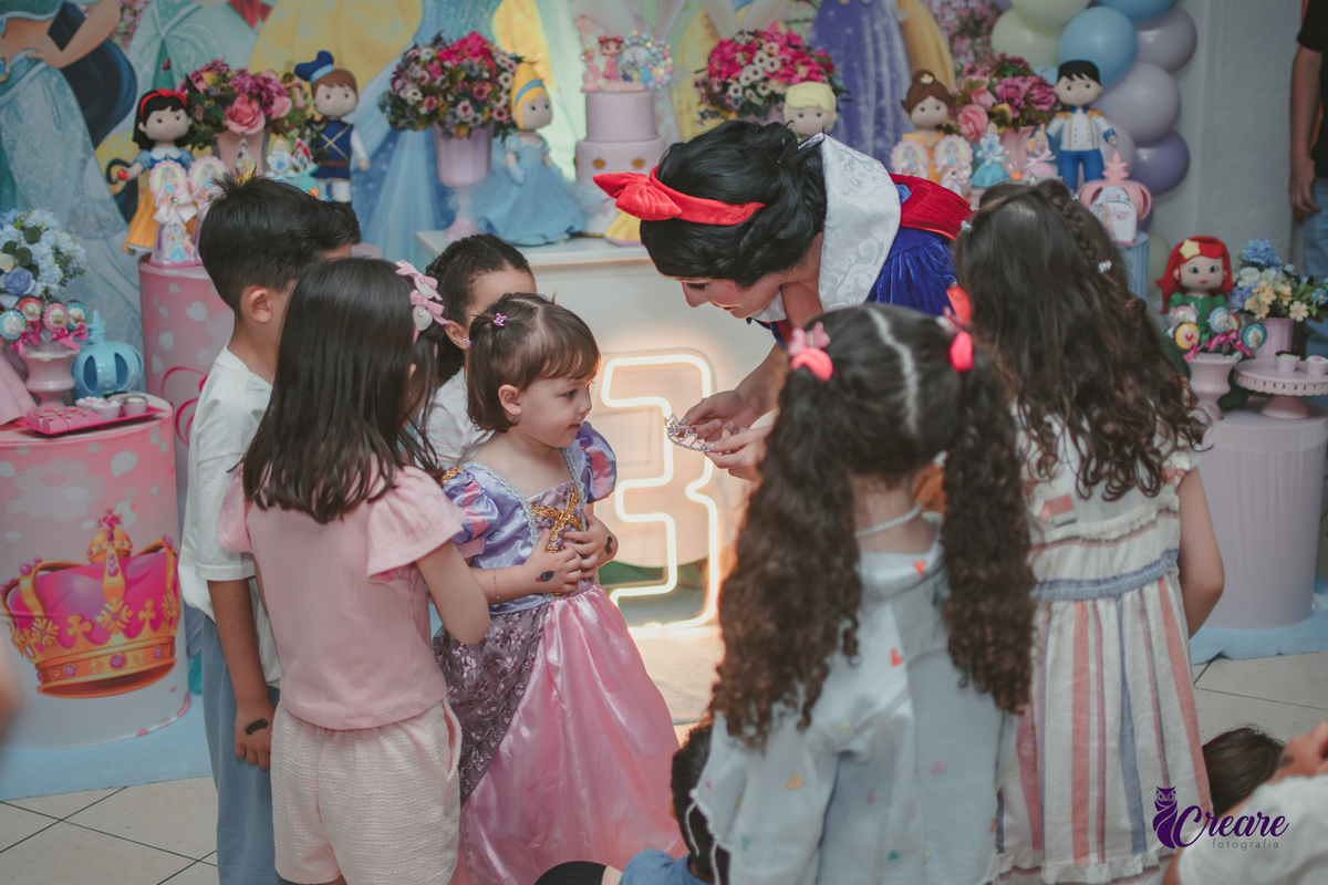 festa de aniversário infantil de menina de 3 anos, com tema Princesas no Buffet Algodão doce em Santo André, fotógrafo em Santo André.