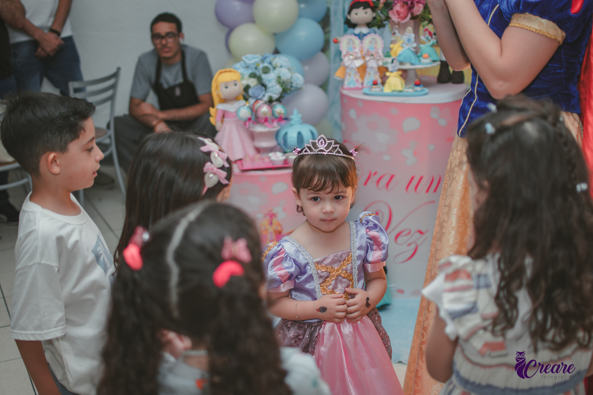 festa de aniversário infantil de menina de 3 anos, com tema Princesas no Buffet Algodão doce em Santo André, fotógrafo em Santo André.