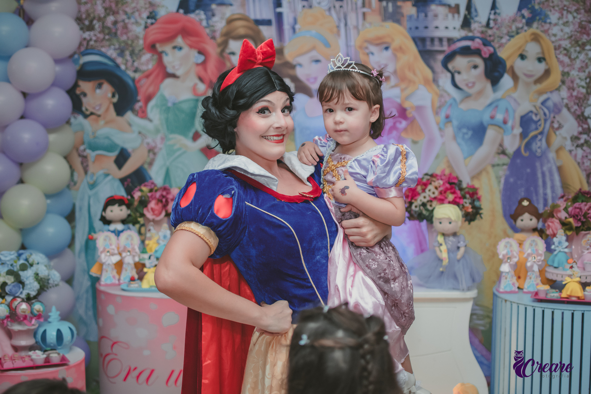 festa de aniversário infantil de menina de 3 anos, com tema Princesas no Buffet Algodão doce em Santo André, fotógrafo em Santo André.