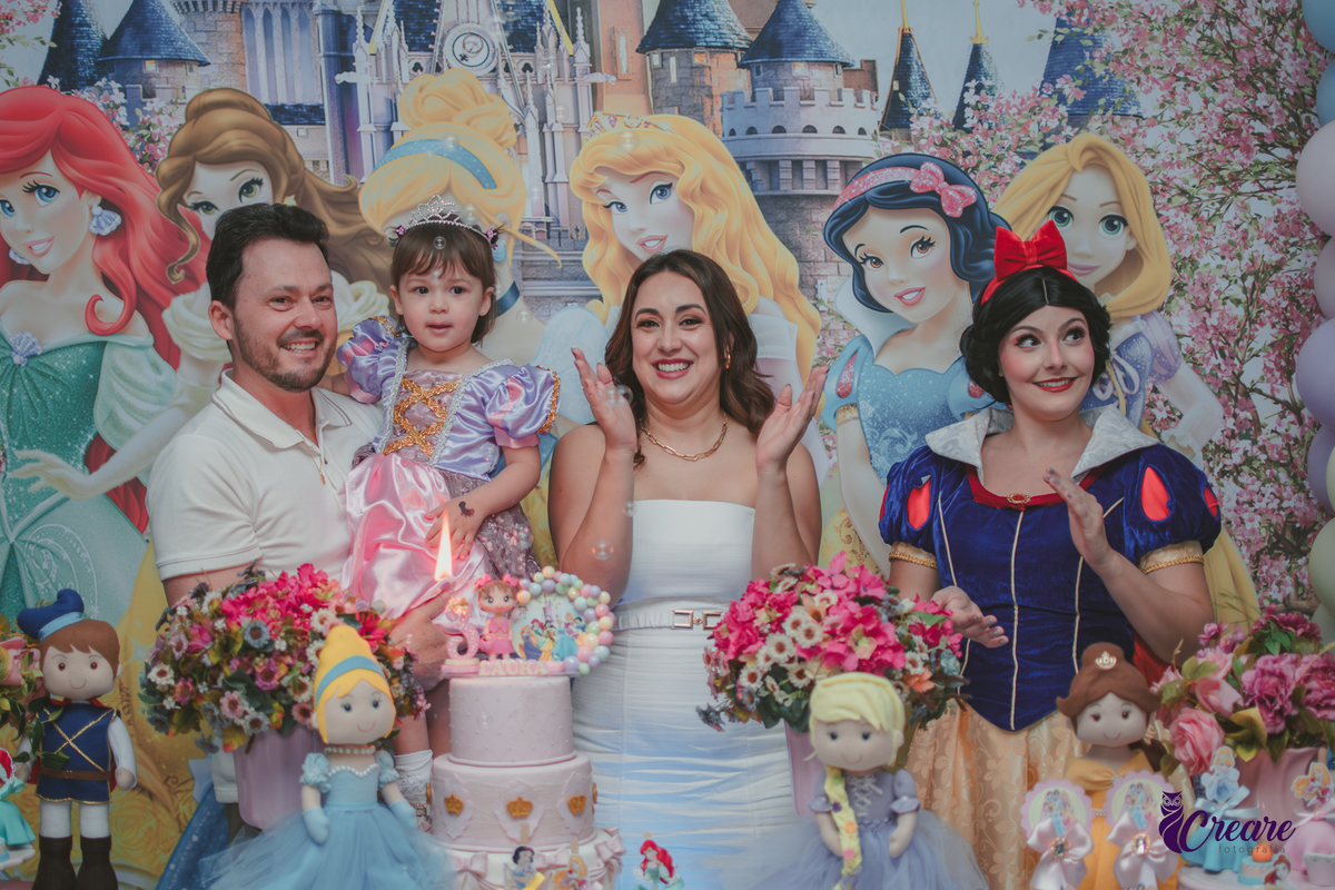 festa de aniversário infantil de menina de 3 anos, com tema Princesas no Buffet Algodão doce em Santo André, fotógrafo em Santo André.