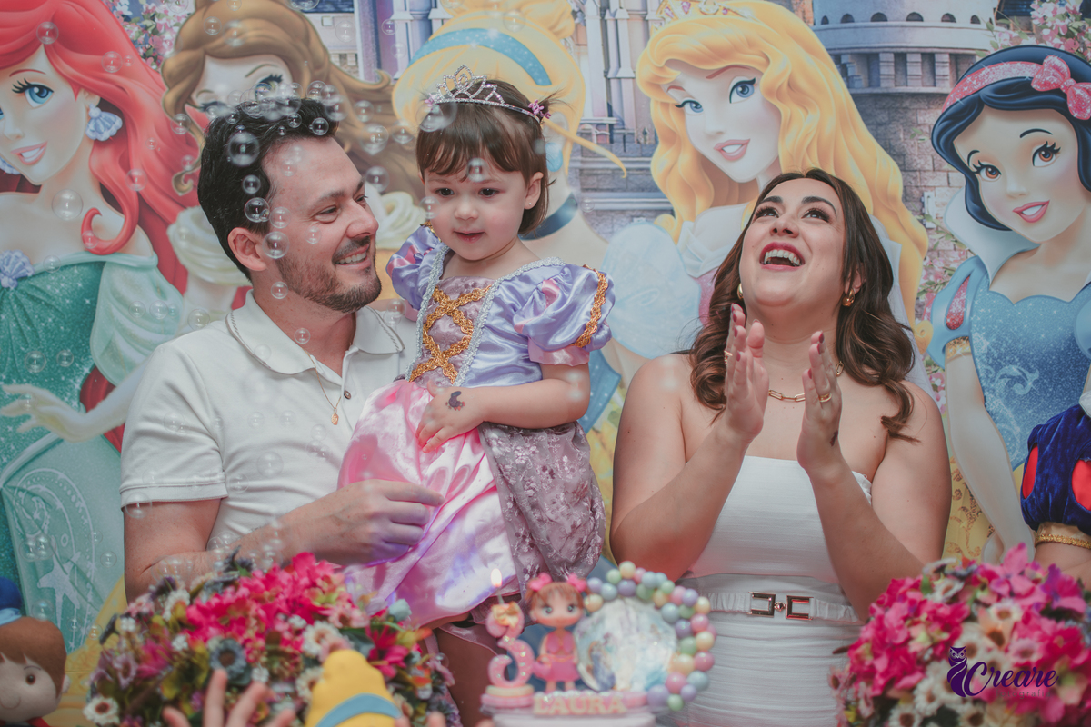 festa de aniversário infantil de menina de 3 anos, com tema Princesas no Buffet Algodão doce em Santo André, fotógrafo em Santo André.