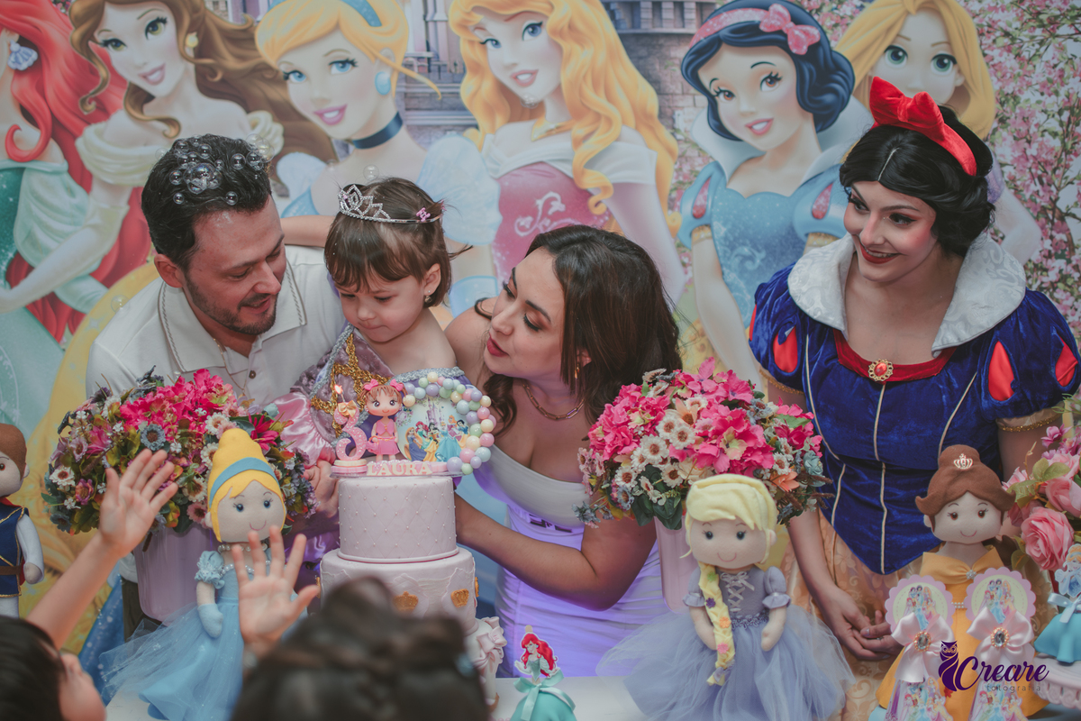 festa de aniversário infantil de menina de 3 anos, com tema Princesas no Buffet Algodão doce em Santo André, fotógrafo em Santo André.