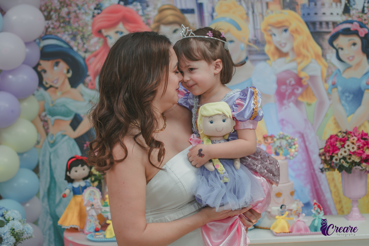 festa de aniversário infantil de menina de 3 anos, com tema Princesas no Buffet Algodão doce em Santo André, fotógrafo em Santo André.