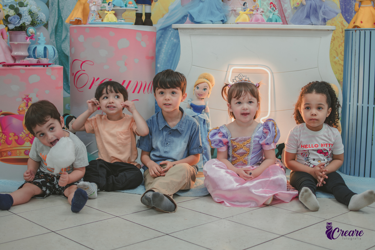 festa de aniversário infantil de menina de 3 anos, com tema Princesas no Buffet Algodão doce em Santo André, fotógrafo em Santo André.