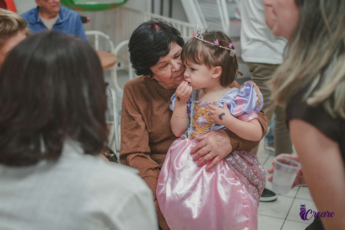 festa de aniversário infantil de menina de 3 anos, com tema Princesas no Buffet Algodão doce em Santo André, fotógrafo em Santo André.