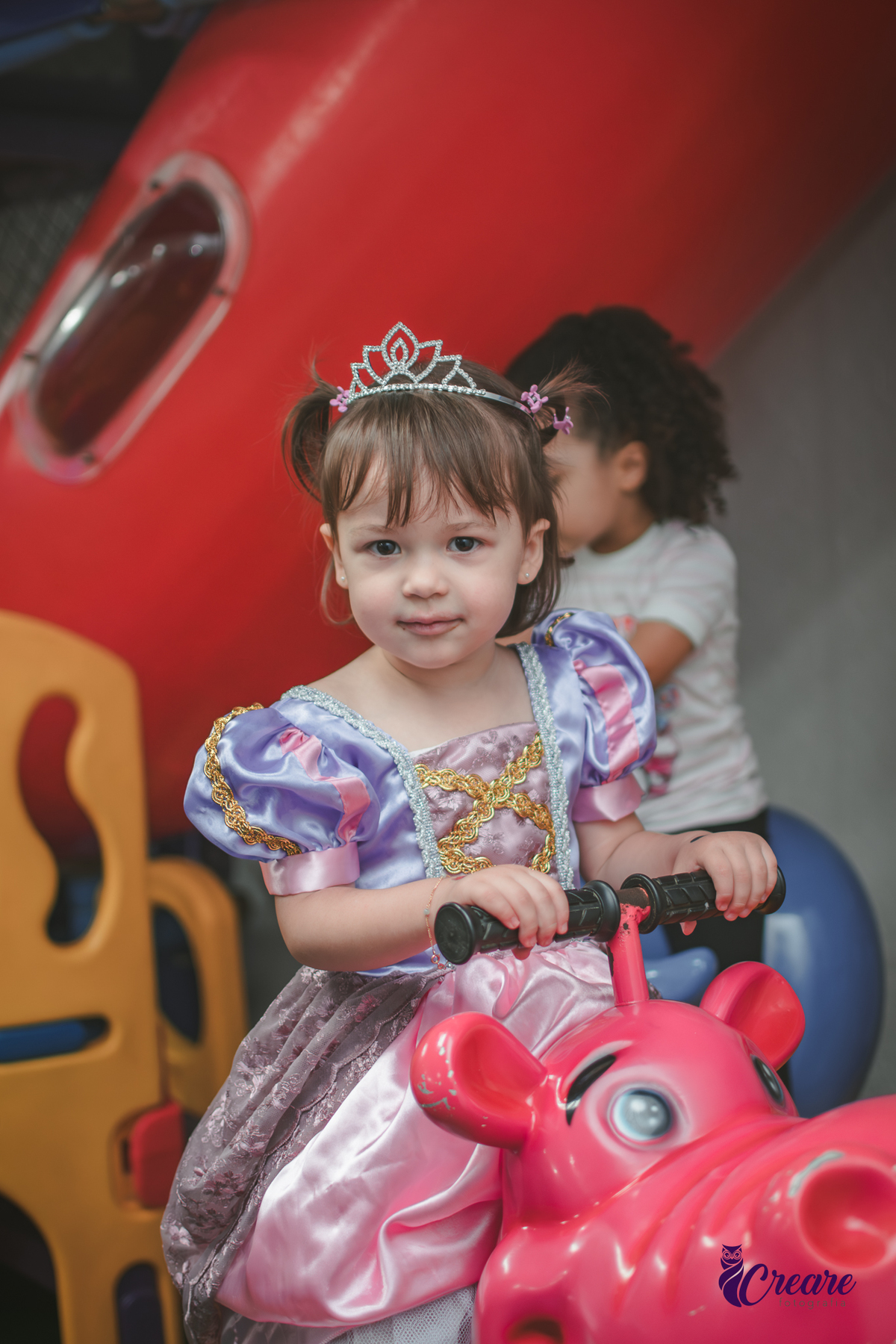 festa de aniversário infantil de menina de 3 anos, com tema Princesas no Buffet Algodão doce em Santo André, fotógrafo em Santo André.