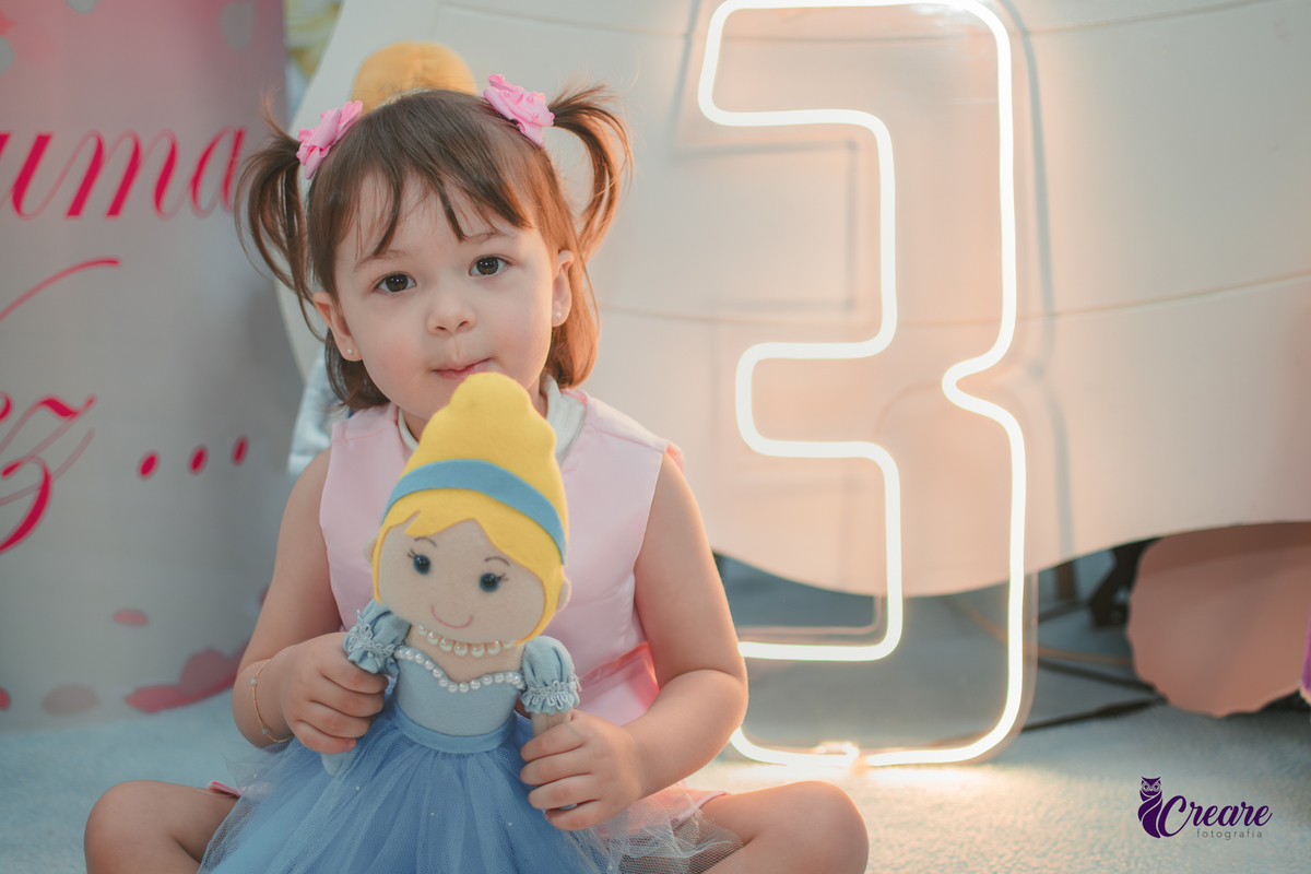 festa de aniversário infantil de menina de 3 anos, com tema Princesas no Buffet Algodão doce em Santo André, fotógrafo em Santo André.