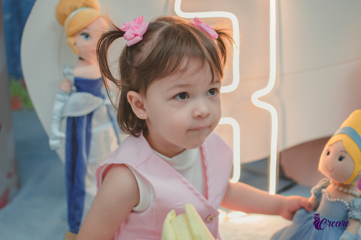 festa de aniversário infantil de menina de 3 anos, com tema Princesas no Buffet Algodão doce em Santo André, fotógrafo em Santo André.