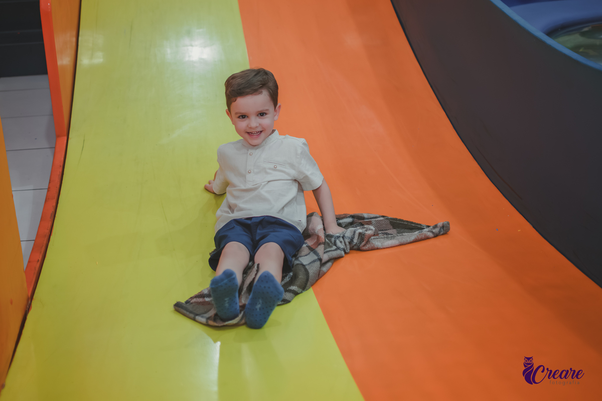 fotografia de aniversário infantil, festa de menino de quatro anos com tema Venom, festa infantil realizada no Buffet Ooop's em Santo André. Fotógrafo em Santo André.