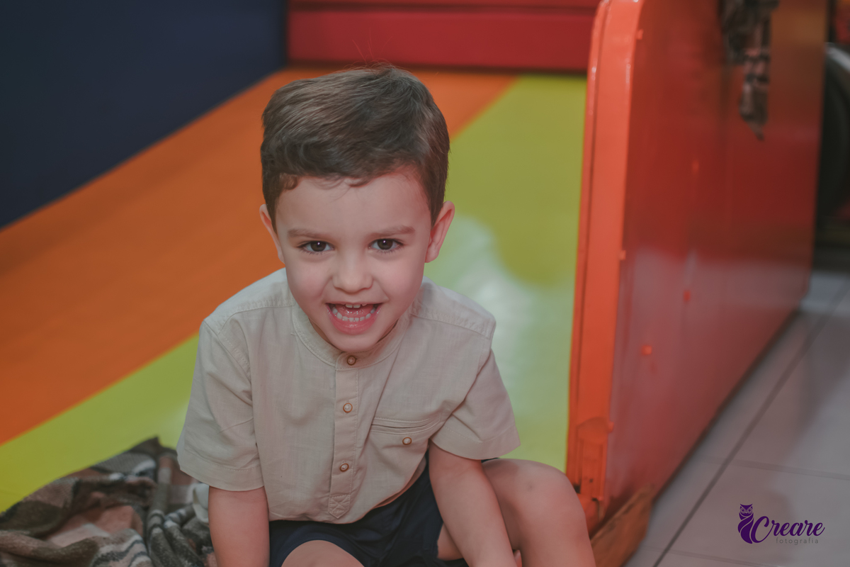 fotografia de aniversário infantil, festa de menino de quatro anos com tema Venom, festa infantil realizada no Buffet Ooop's em Santo André. Fotógrafo em Santo André.