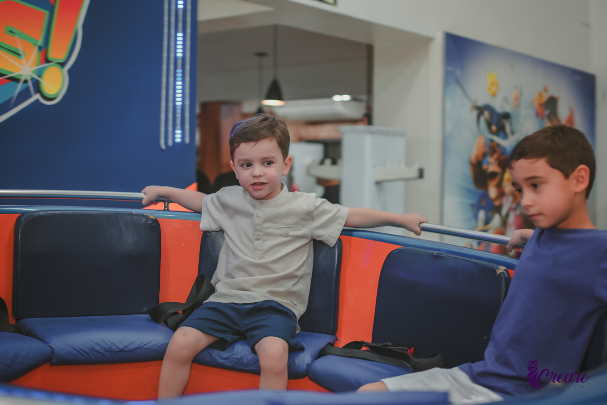 fotografia de aniversário infantil, festa de menino de quatro anos com tema Venom, festa infantil realizada no Buffet Ooop's em Santo André. Fotógrafo em Santo André.