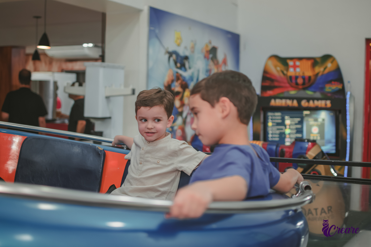 fotografia de aniversário infantil, festa de menino de quatro anos com tema Venom, festa infantil realizada no Buffet Ooop's em Santo André. Fotógrafo em Santo André.
