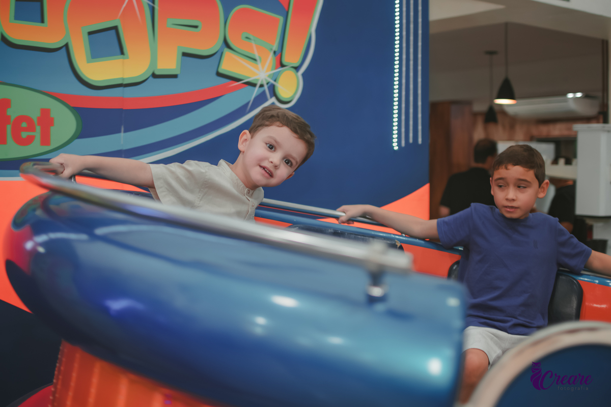 fotografia de aniversário infantil, festa de menino de quatro anos com tema Venom, festa infantil realizada no Buffet Ooop's em Santo André. Fotógrafo em Santo André.