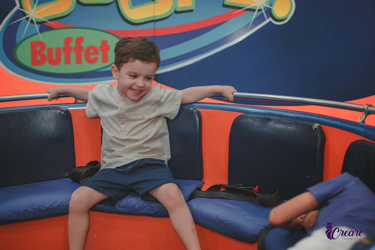 fotografia de aniversário infantil, festa de menino de quatro anos com tema Venom, festa infantil realizada no Buffet Ooop's em Santo André. Fotógrafo em Santo André.