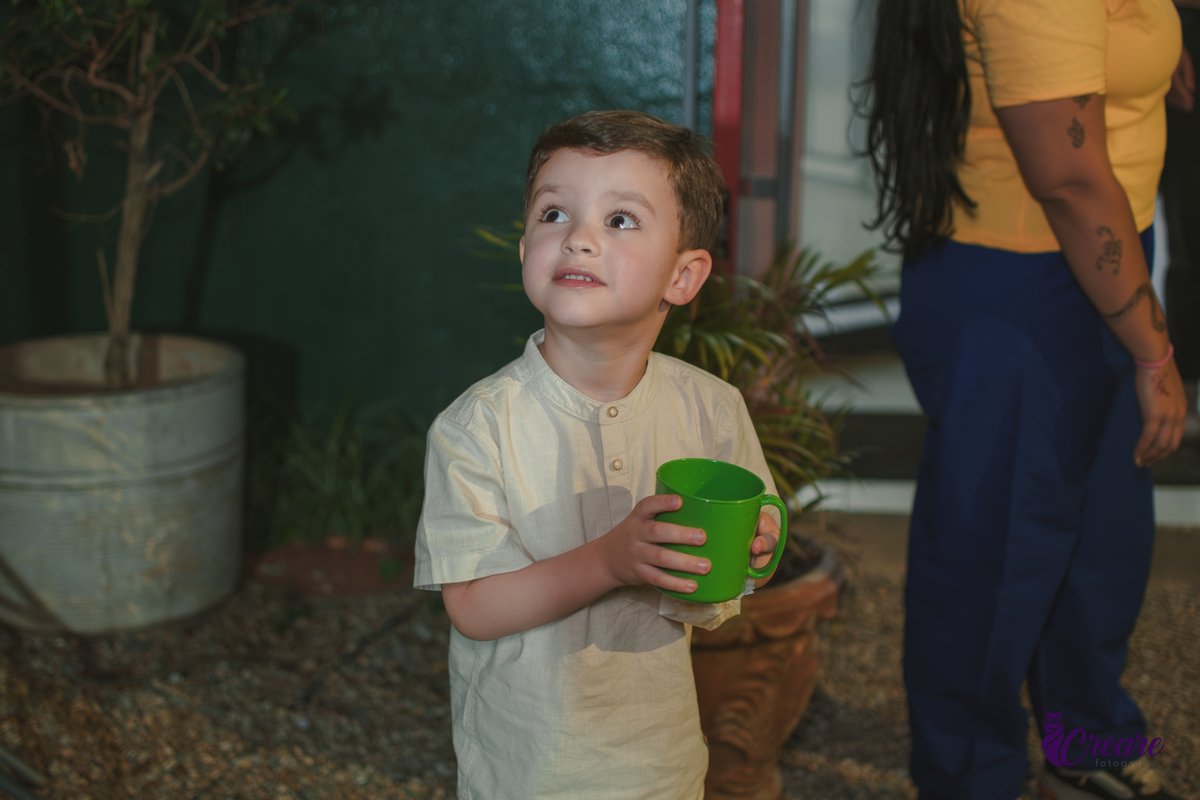 fotografia de aniversário infantil, festa de menino de quatro anos com tema Venom, festa infantil realizada no Buffet Ooop's em Santo André. Fotógrafo em Santo André.