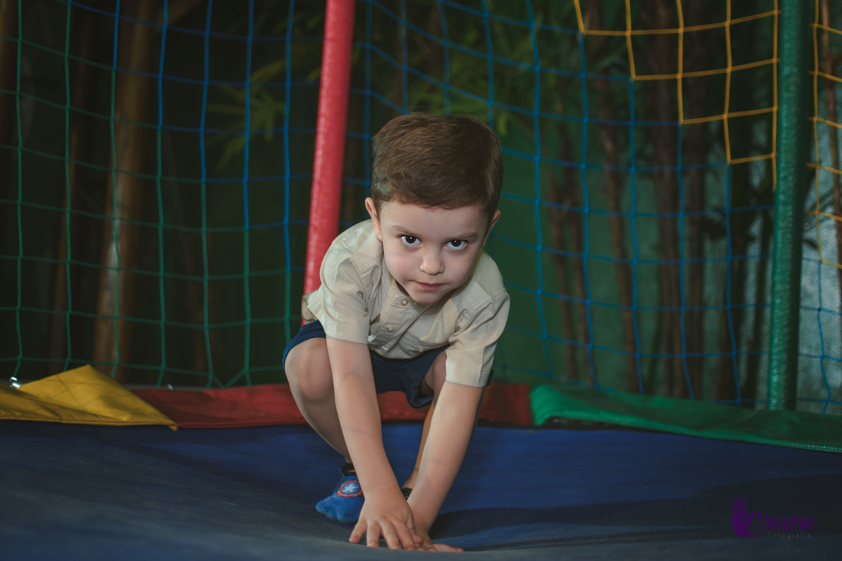 fotografia de aniversário infantil, festa de menino de quatro anos com tema Venom, festa infantil realizada no Buffet Ooop's em Santo André. Fotógrafo em Santo André.