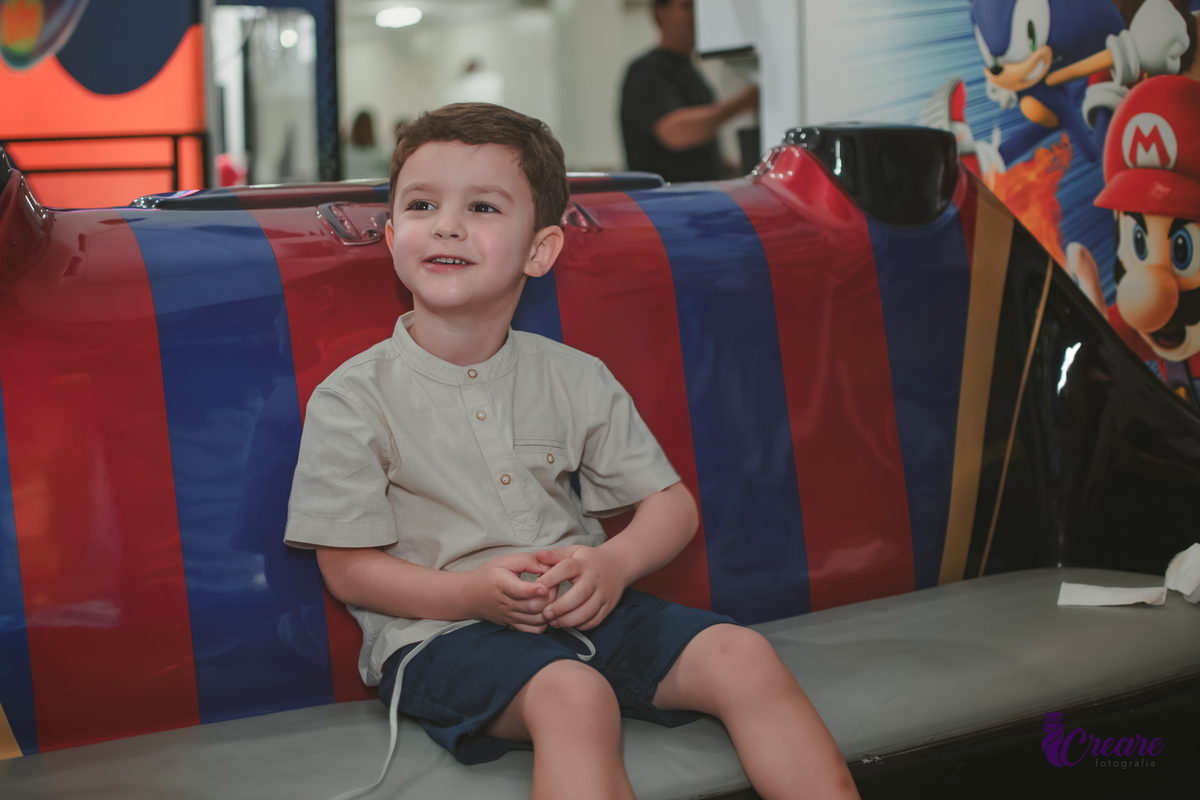 fotografia de aniversário infantil, festa de menino de quatro anos com tema Venom, festa infantil realizada no Buffet Ooop's em Santo André. Fotógrafo em Santo André.
