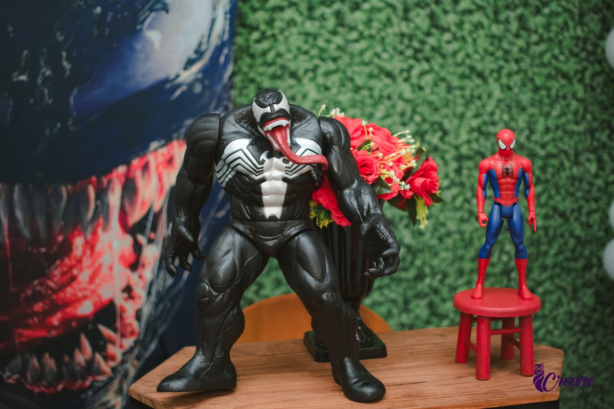 fotografia de aniversário infantil, festa de menino de quatro anos com tema Venom, festa infantil realizada no Buffet Ooop's em Santo André. Fotógrafo em Santo André.