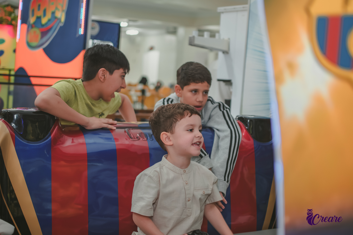 fotografia de aniversário infantil, festa de menino de quatro anos com tema Venom, festa infantil realizada no Buffet Ooop's em Santo André. Fotógrafo em Santo André.