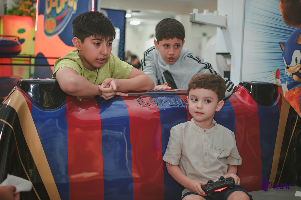 fotografia de aniversário infantil, festa de menino de quatro anos com tema Venom, festa infantil realizada no Buffet Ooop's em Santo André. Fotógrafo em Santo André.
