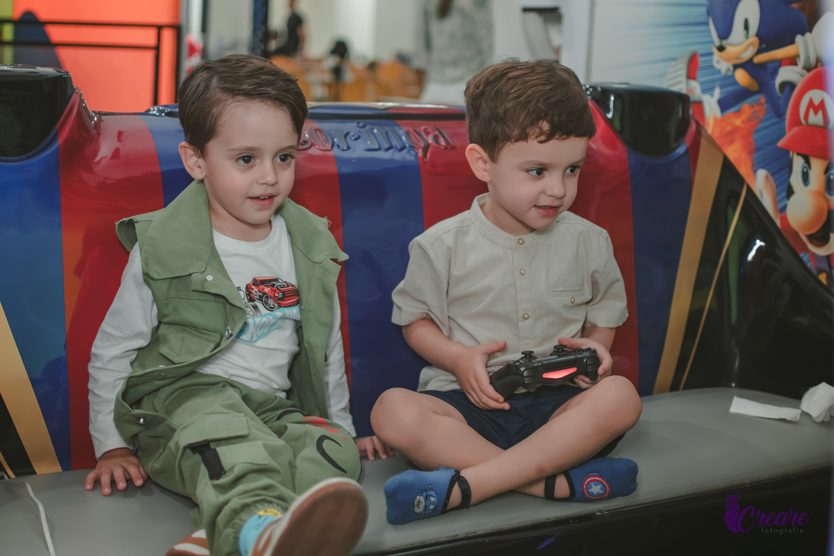 fotografia de aniversário infantil, festa de menino de quatro anos com tema Venom, festa infantil realizada no Buffet Ooop's em Santo André. Fotógrafo em Santo André.