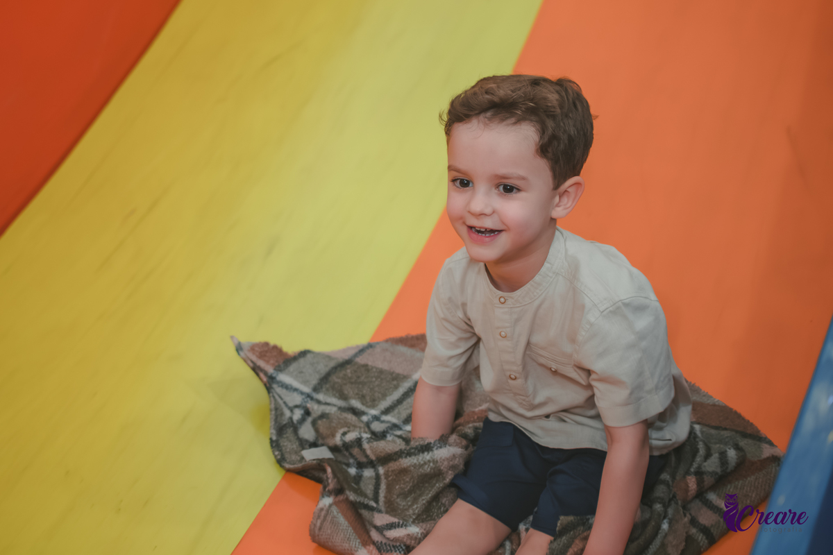 fotografia de aniversário infantil, festa de menino de quatro anos com tema Venom, festa infantil realizada no Buffet Ooop's em Santo André. Fotógrafo em Santo André.