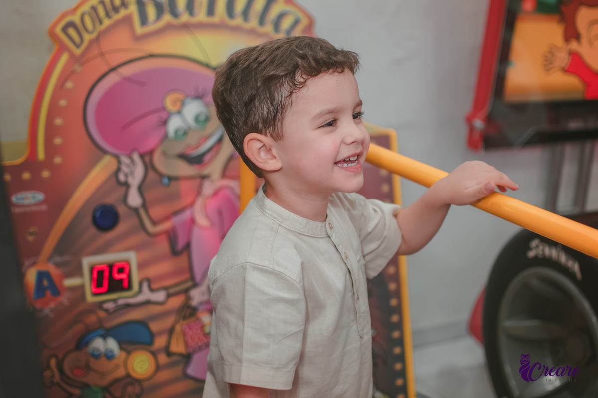 fotografia de aniversário infantil, festa de menino de quatro anos com tema Venom, festa infantil realizada no Buffet Ooop's em Santo André. Fotógrafo em Santo André.