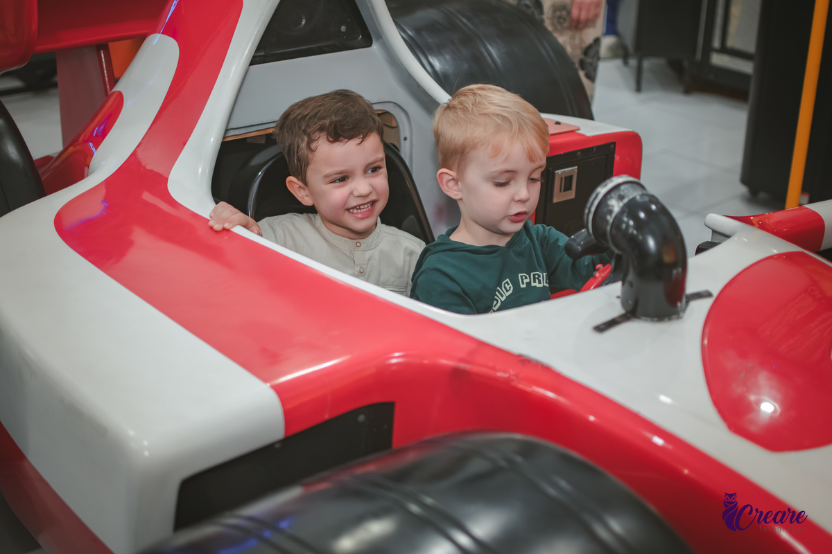 fotografia de aniversário infantil, festa de menino de quatro anos com tema Venom, festa infantil realizada no Buffet Ooop's em Santo André. Fotógrafo em Santo André.