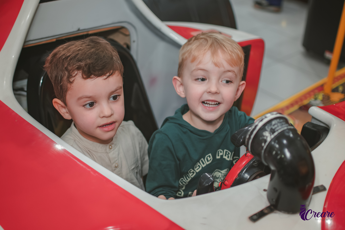 fotografia de aniversário infantil, festa de menino de quatro anos com tema Venom, festa infantil realizada no Buffet Ooop's em Santo André. Fotógrafo em Santo André.