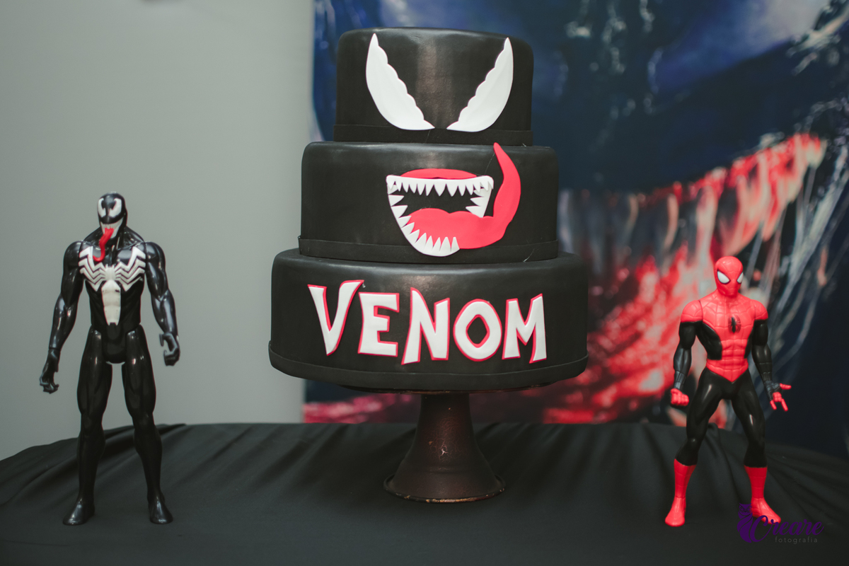 fotografia de aniversário infantil, festa de menino de quatro anos com tema Venom, festa infantil realizada no Buffet Ooop's em Santo André. Fotógrafo em Santo André.