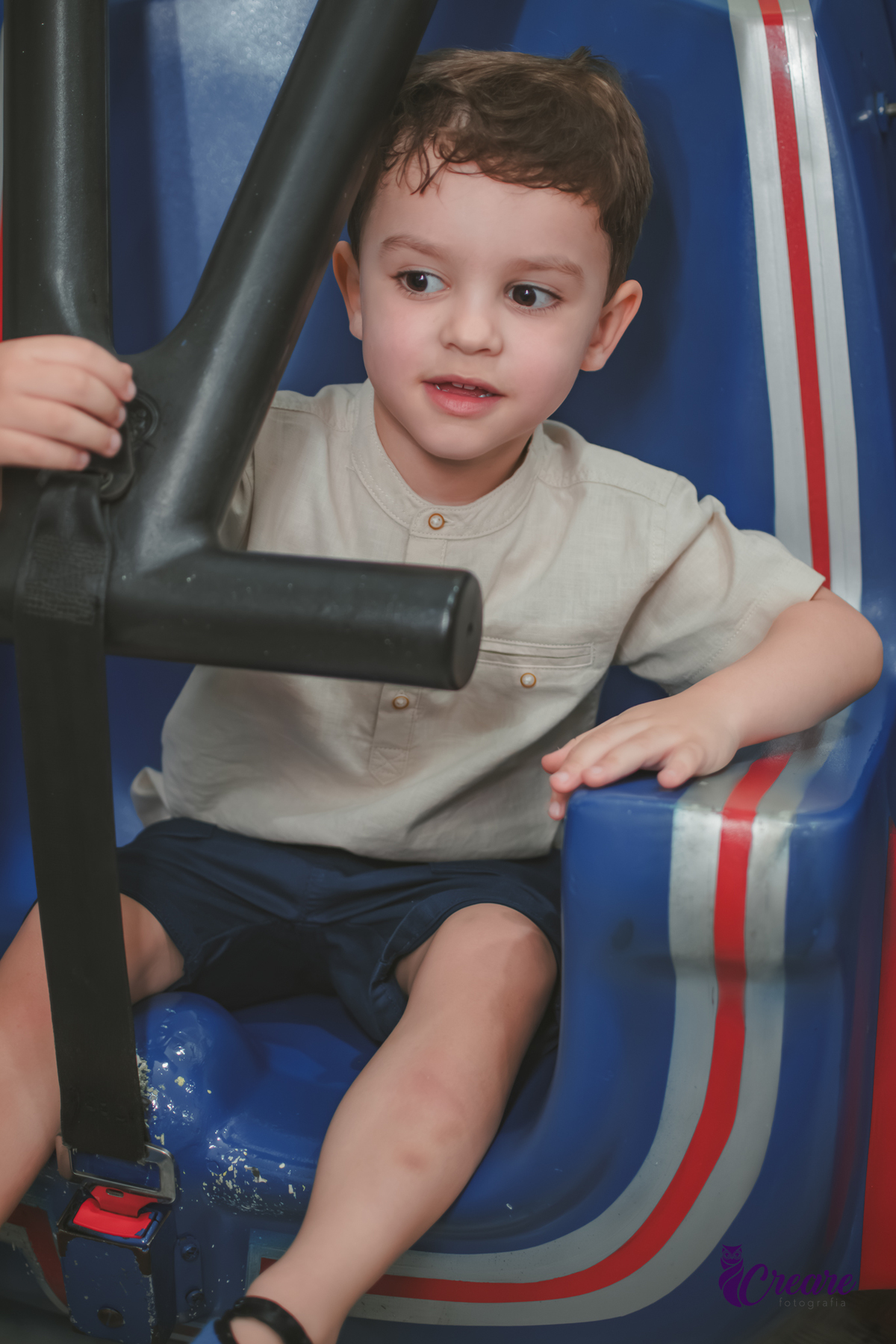 fotografia de aniversário infantil, festa de menino de quatro anos com tema Venom, festa infantil realizada no Buffet Ooop's em Santo André. Fotógrafo em Santo André.