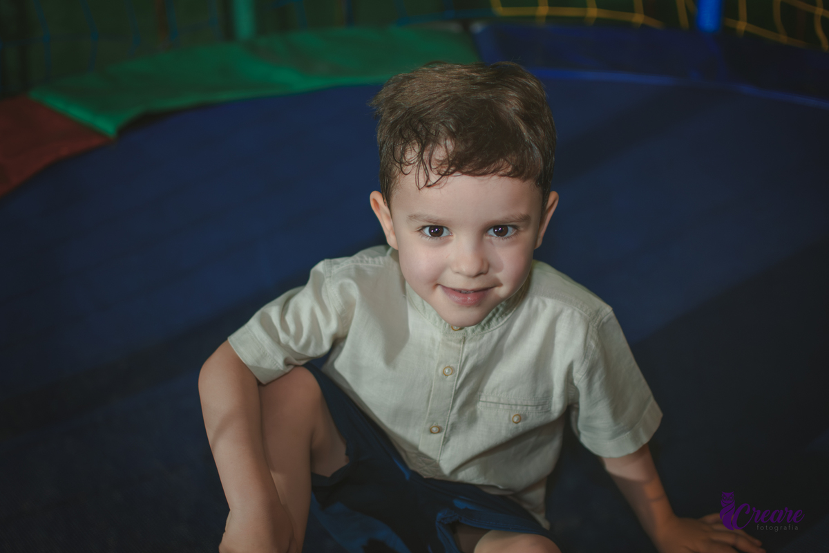 fotografia de aniversário infantil, festa de menino de quatro anos com tema Venom, festa infantil realizada no Buffet Ooop's em Santo André. Fotógrafo em Santo André.