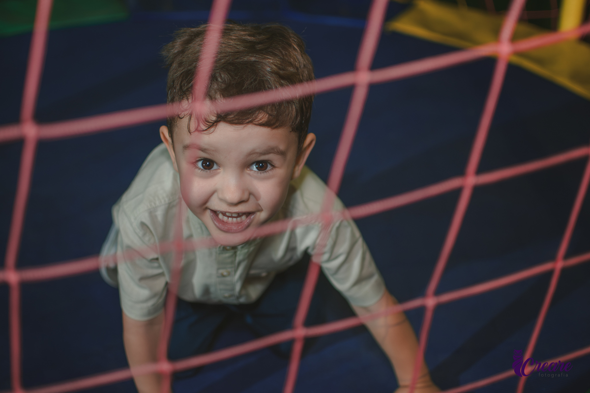 fotografia de aniversário infantil, festa de menino de quatro anos com tema Venom, festa infantil realizada no Buffet Ooop's em Santo André. Fotógrafo em Santo André.