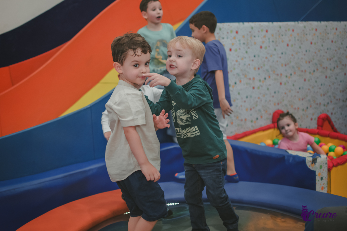 fotografia de aniversário infantil, festa de menino de quatro anos com tema Venom, festa infantil realizada no Buffet Ooop's em Santo André. Fotógrafo em Santo André.