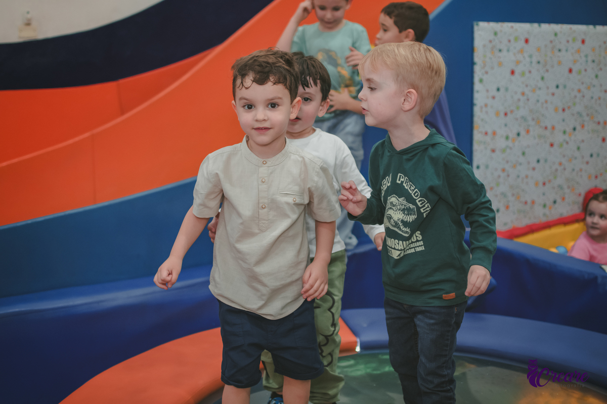fotografia de aniversário infantil, festa de menino de quatro anos com tema Venom, festa infantil realizada no Buffet Ooop's em Santo André. Fotógrafo em Santo André.