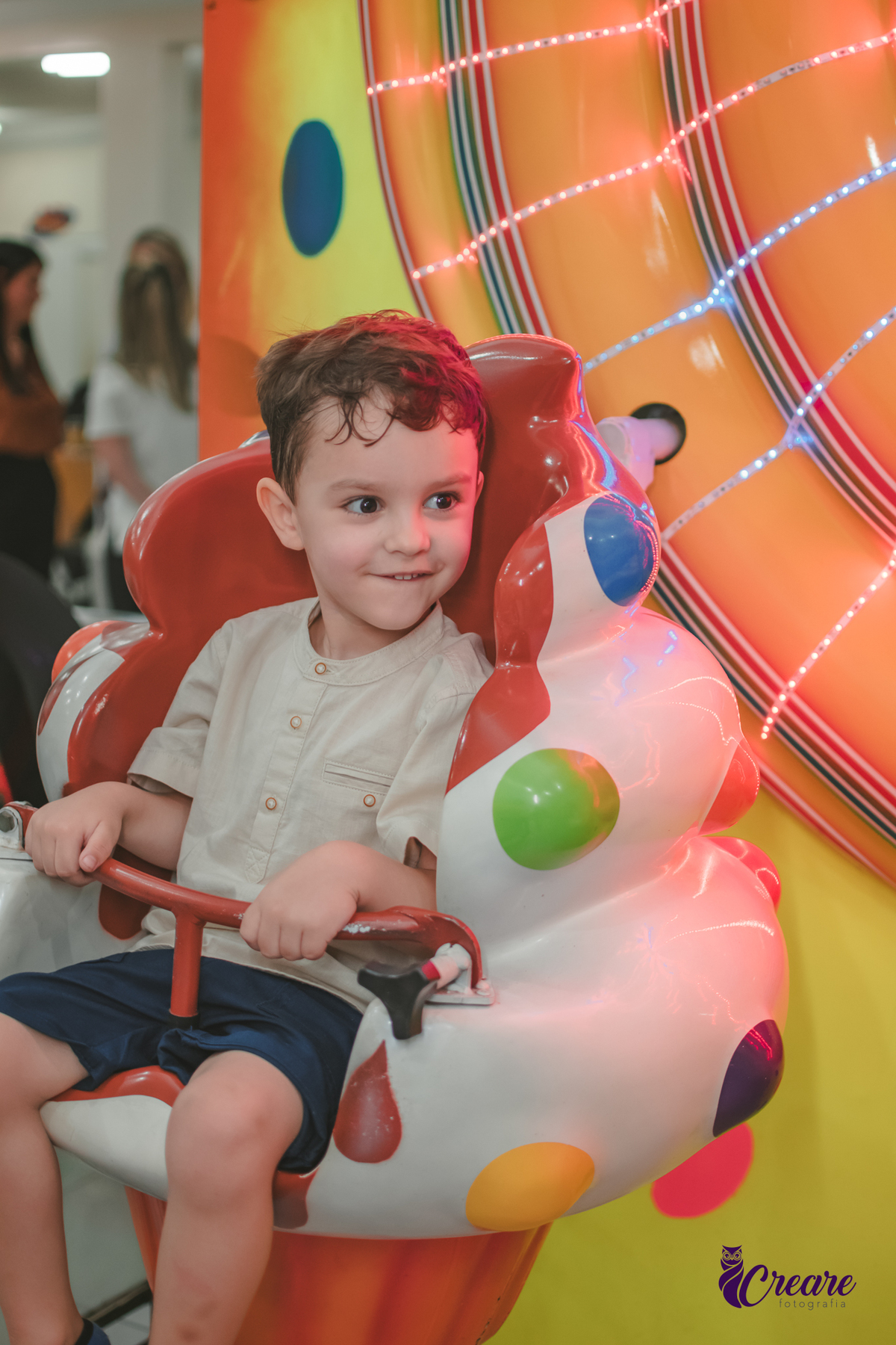 fotografia de aniversário infantil, festa de menino de quatro anos com tema Venom, festa infantil realizada no Buffet Ooop's em Santo André. Fotógrafo em Santo André.