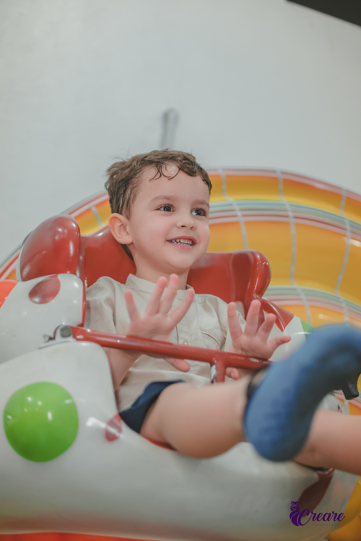fotografia de aniversário infantil, festa de menino de quatro anos com tema Venom, festa infantil realizada no Buffet Ooop's em Santo André. Fotógrafo em Santo André.
