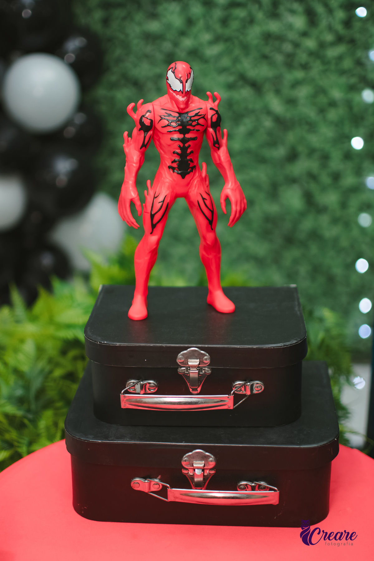 fotografia de aniversário infantil, festa de menino de quatro anos com tema Venom, festa infantil realizada no Buffet Ooop's em Santo André. Fotógrafo em Santo André.