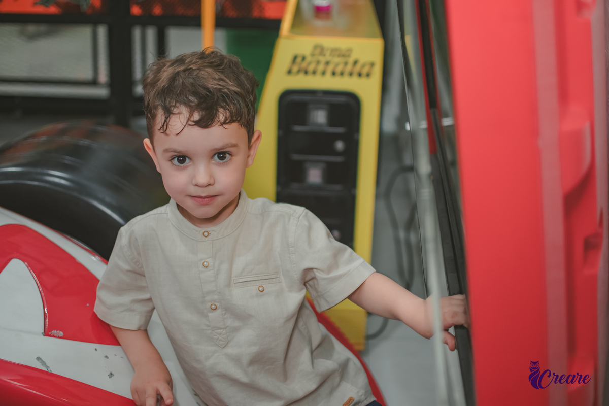 fotografia de aniversário infantil, festa de menino de quatro anos com tema Venom, festa infantil realizada no Buffet Ooop's em Santo André. Fotógrafo em Santo André.