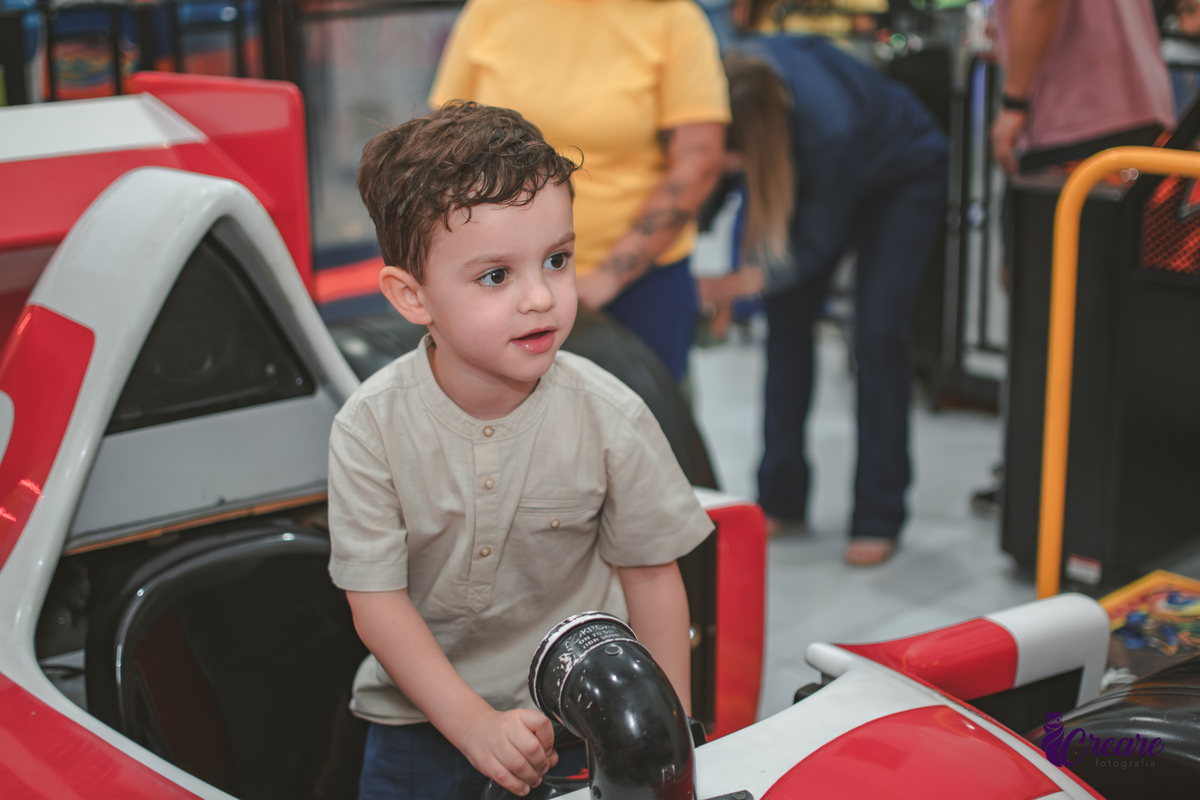 fotografia de aniversário infantil, festa de menino de quatro anos com tema Venom, festa infantil realizada no Buffet Ooop's em Santo André. Fotógrafo em Santo André.
