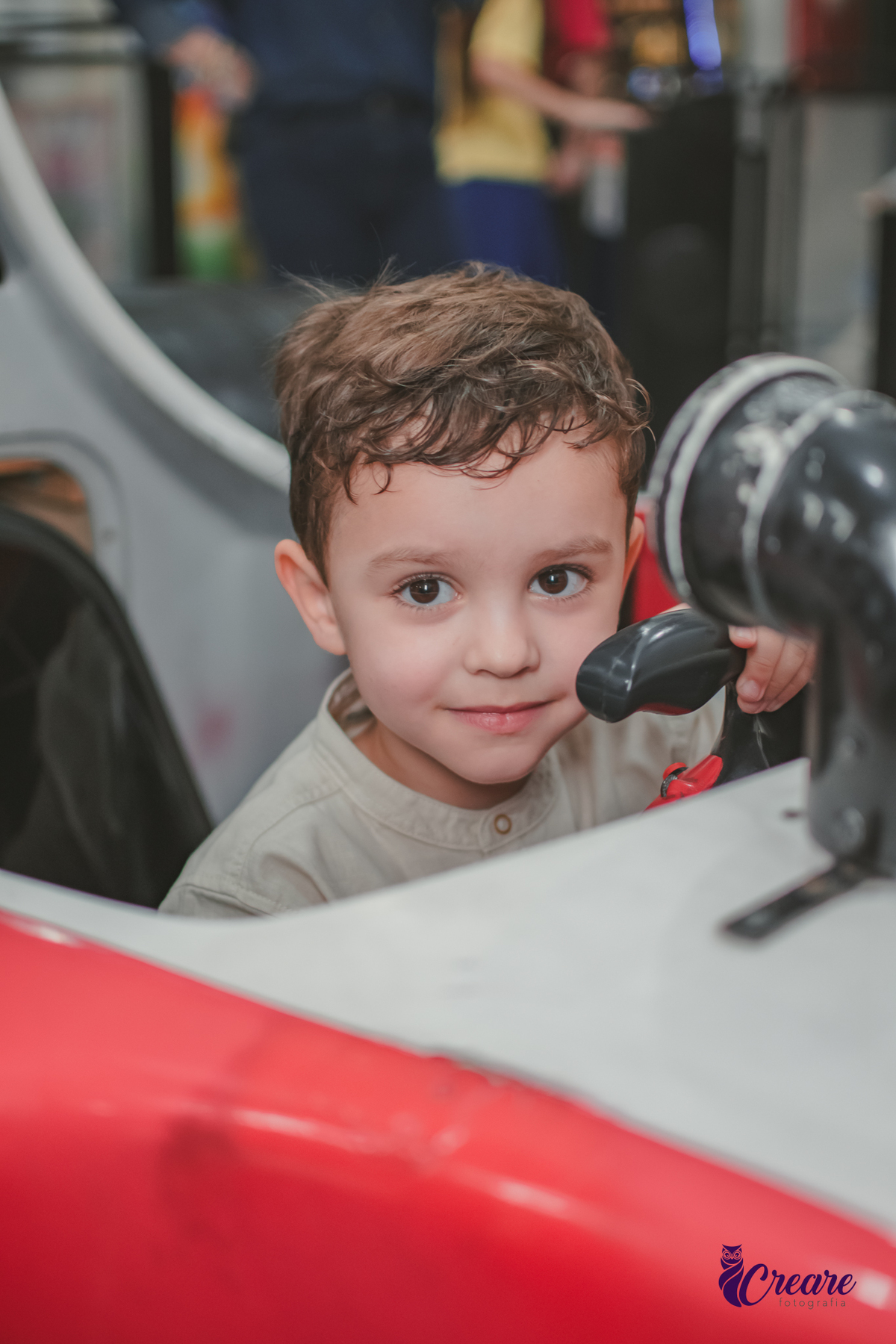 fotografia de aniversário infantil, festa de menino de quatro anos com tema Venom, festa infantil realizada no Buffet Ooop's em Santo André. Fotógrafo em Santo André.